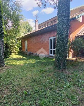 VILLA SINGOLA A LENTATE SUL SEVESO