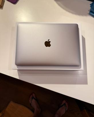 macbook pro M1 anno 2021 capacità 256 gb