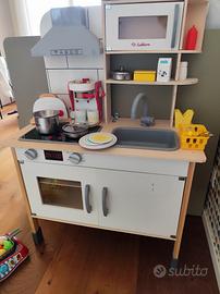cucina in legno con accessori