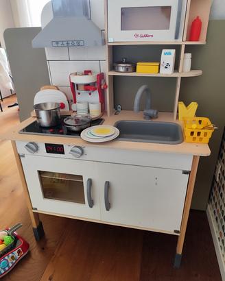 cucina in legno con accessori