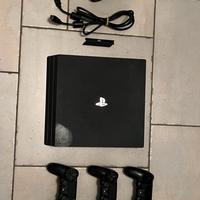 PlayStation 4 Pro + 3 Controller E Cavi