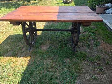 Tavolo artigianale con antiche ruote di carro