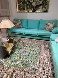 Coppia di divani di cui uni letto