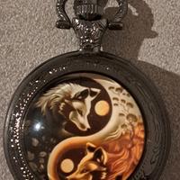 orologio collana con catena Yin Yang con lupi