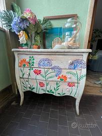 Cassettiera shabby dipinta a mano