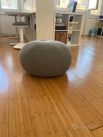 Puff IKEA lavorato a maglia grigio