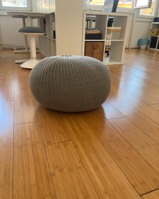 Puff IKEA lavorato a maglia grigio