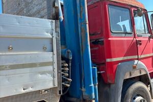 Iveco 190-30 con gru
