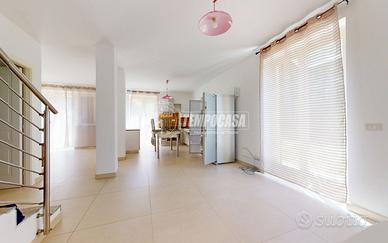 SPLENDIDA VILLA BIFAMILIARE CON BOX AUTO TRIPLO -