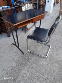 scrivania e sedia