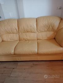divano 3 posti in  pelle.