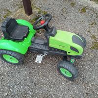 Trattore giocattolo a pedali