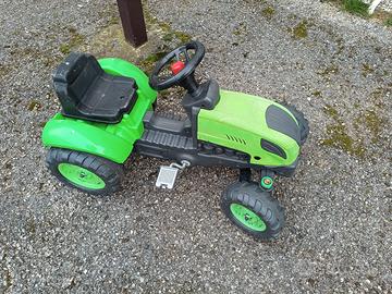 Trattore giocattolo a pedali