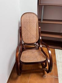 Dondolo in paglia di Vienna