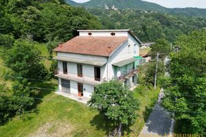Casa indipendente di 240 m² con più di 5 locali e 