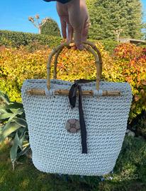 Borsa in corda con manici in legno