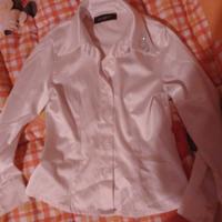 camicia bianca bim an raso infiancata della parrot