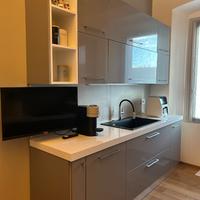 Cucina lineare a doppia parete