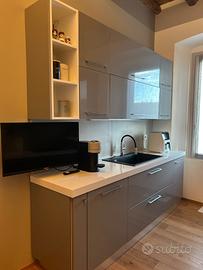 Cucina lineare a doppia parete