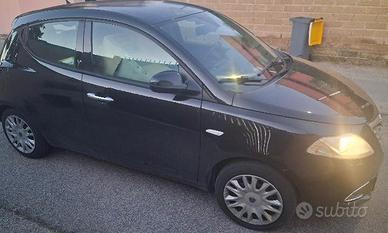 Lancia y 