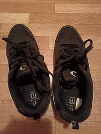 scarpe da ginnastica nere e bianche con lacci n.37