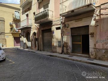 Locale Commerciale - Magazzino - Appartamento