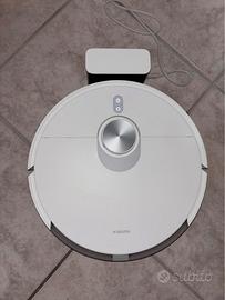 Robot aspirapolvere e lavapavimenti