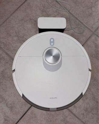 Robot aspirapolvere e lavapavimenti