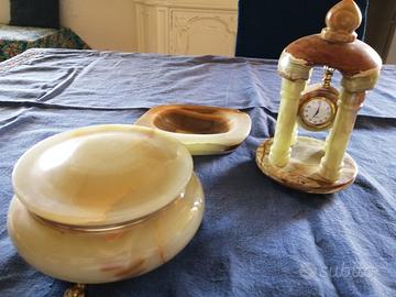 Portagioie in onice con piedini a zampa di leone