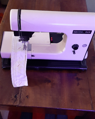 Macchina da cucire Necchi 543