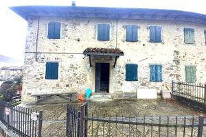 Casa indipendente di 100 m² con più di 5 locali a 