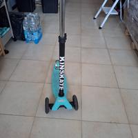 monopattino con ruote che si illuminano