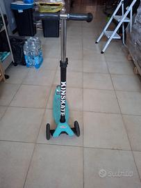 monopattino con ruote che si illuminano