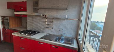 Cucina moderna rossa laccata rossa con elettr
