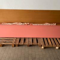 Armadio laccato rosa a sei ante con cassettiera