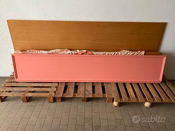 Armadio laccato rosa a sei ante con cassettiera