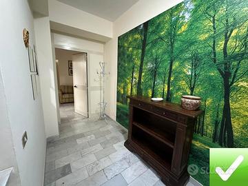 Appartamento Arredato Con Cortile Via Marina 70 Mq