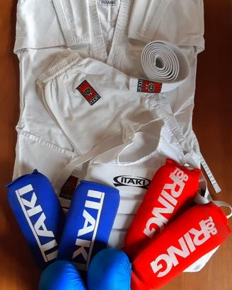 Kimono e protezioni ragazzo Karate