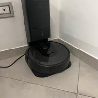 Roomba i7+ con base di scarico