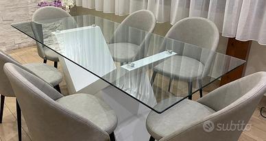 Tavolo moderno in vetro