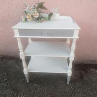 graziosa coppia comodini shabby  colore bianco