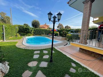 Villa bifamiliare con piscina