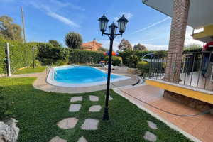 Villa bifamiliare con piscina