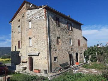 Rustico / Casale di 180 m² con 5 locali e box auto