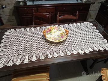 tovaglia lavorata all'uncinetto 