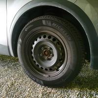 4 pneumatici invernali con cerchi Renault Captur