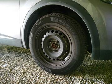4 pneumatici invernali con cerchi Renault Captur