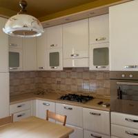 cucina completa con elettrodomestici