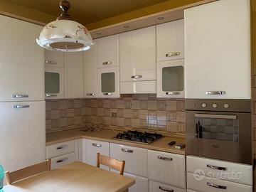 cucina completa con elettrodomestici