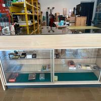 Scaffalature e vetrine per negozio